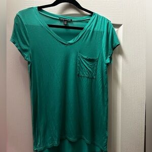 Perfect condition green pocket tee by cable & gauge.